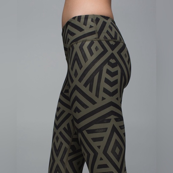 LULULEMON Athletica Black and Gray Leggings with Geometric Pattern - Picture 5 of 8